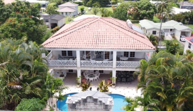 Spacious Villa with 4 master bed & bath, Pool, Spa short walk to beach.