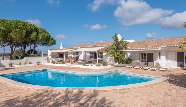 Spacious villa with sea view, tennis & golf garden