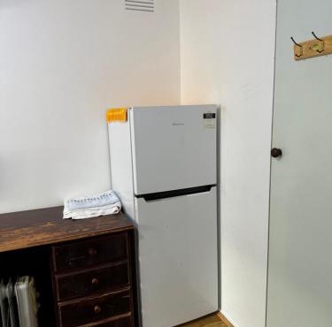 Springvale couple room with shared bathroom