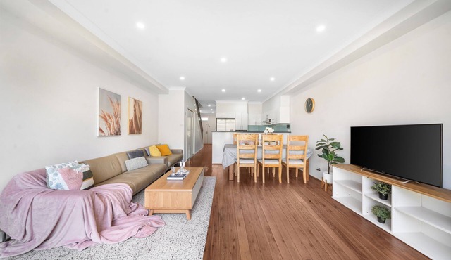 Stanmore Home Near Newtown | Parking | City Access