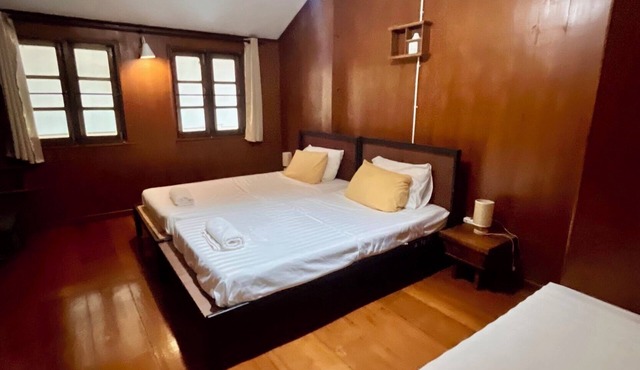 Stay in Style: Cozy AC Room, Tropical Garden & Prime Location.