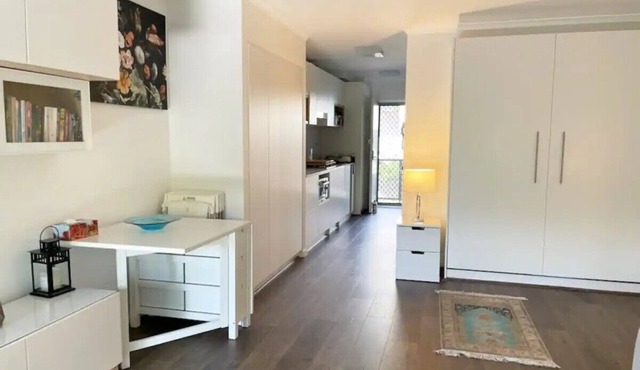 studio centrally located in NEWTOWN. nThe longer you stay = discount!n