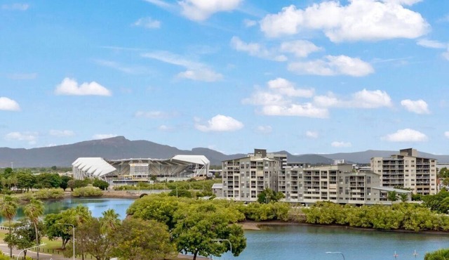 Studio Escape | Views, Dining, Stadium & CBD