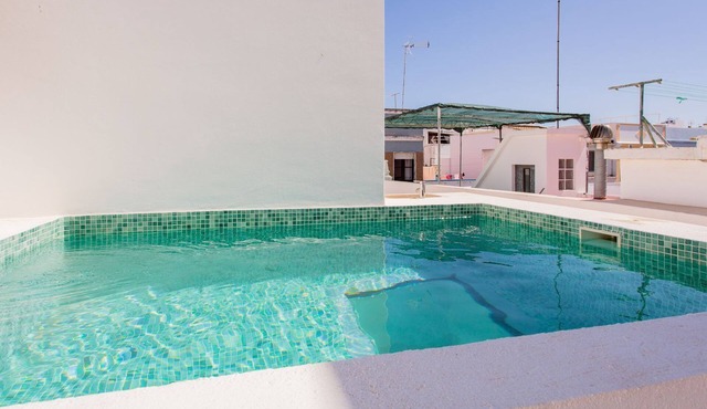 Stunning House With Rooftop and Pool by LovelyStay