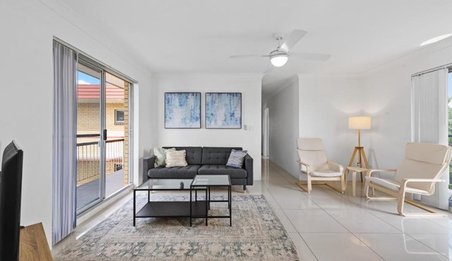 Stylish 3BRM Apt with City Views,Free Parking & WiFi