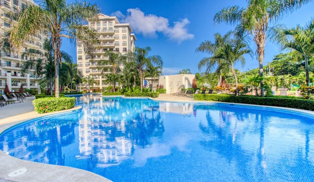 Stylish and Modern Condo with Shared Pool, Balcony, and WiFi