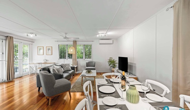 Stylish Mid Century Pet Friendly Home Near City