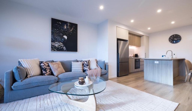 Stylish, Modern Retreat-style Apt, Sauna, Gym, Free Carpark, Walk to Gabba