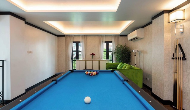 Stylish 7Beds Poolhouse with Cinema & Lift - 2min to BTS