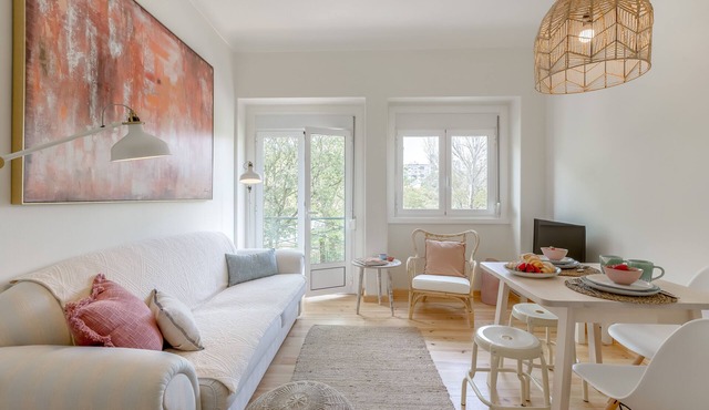 Sunny, Bright and Quiet Apartment, By TimeCooler