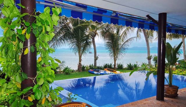 Superb Beachfront Villa with private Pool & Jacuzzi in tropical garden.