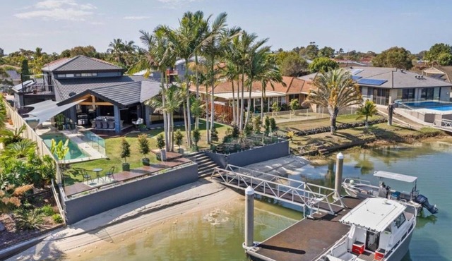 THE Islander - Waterfront with Pool - Holiday Yamba