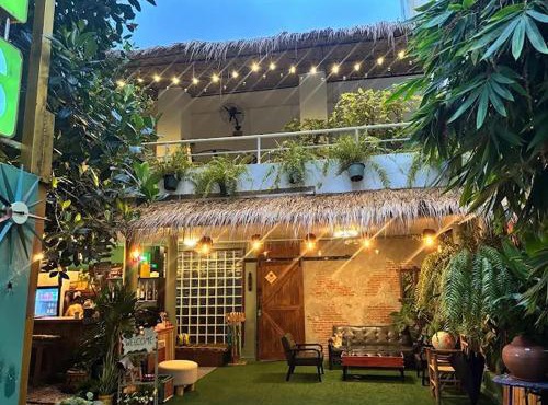 The Oasis on 8 Cozy Homestay & Café