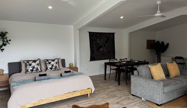 The Palms -Cosy stylish detached pet friendly guest house near Yeppoon