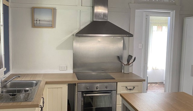 The Q Cottage - rustic charm and walk to beach