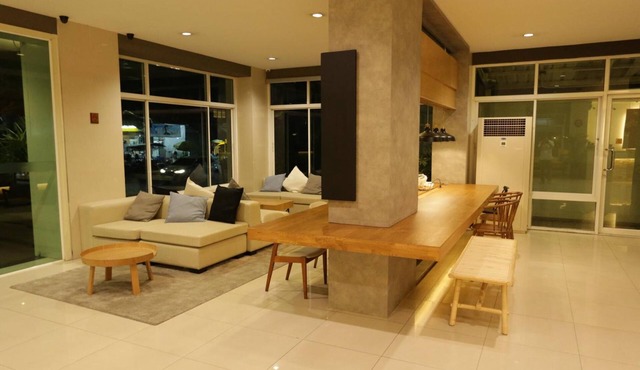 The Royal Bee Apart Hotel