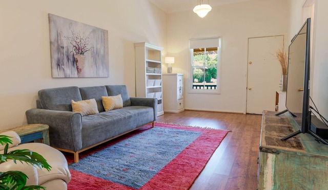 Tompson Cottage - Near CBD, Character & Comfort