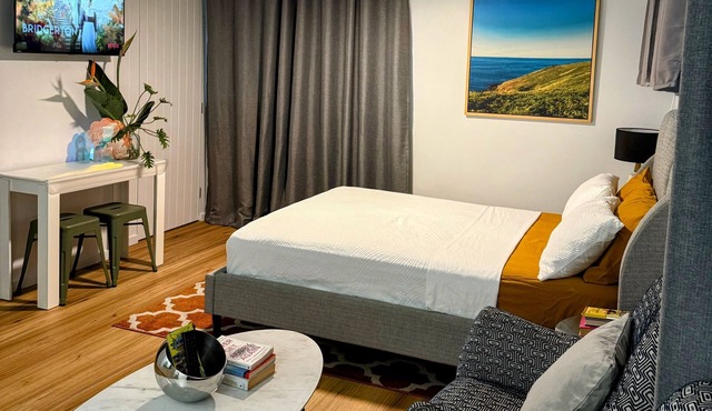 Town-to-beaches Living I Studio for travelling solo, with bestie, or as couple.