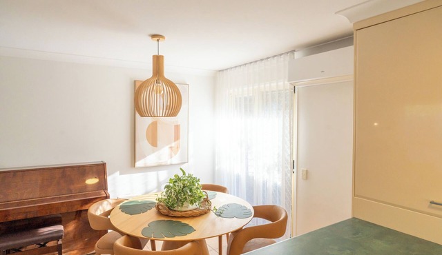 Two Cozy Burleigh homes in one! Pet friendly and ideal for extended families.