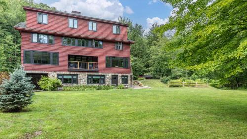 Upscale Vermont Condo off of Mountain Rd