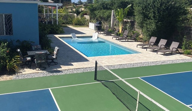 Villa By The Bay Luxury 3 bedroom all ensuite, private pool, pickleball court