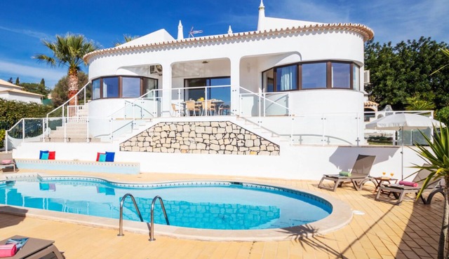 Villa with heatable pool & sea view, Albufeira