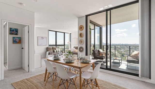 Waterfront Apartment with Panoramic City Views