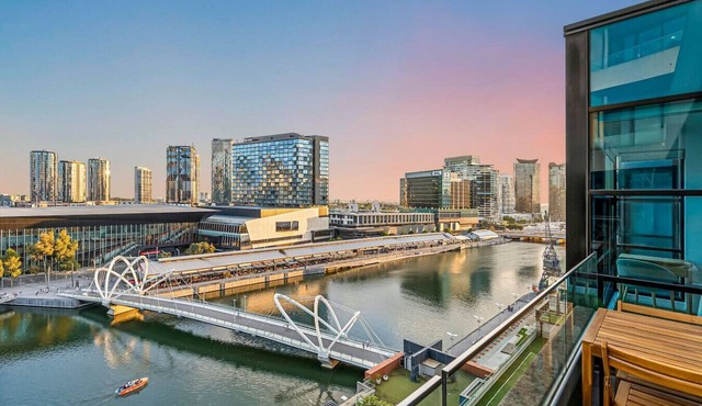 Waterfront in Docklands Walk to Crown & Marvel
