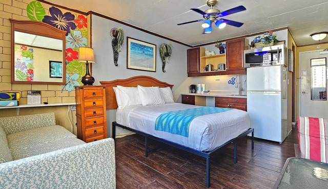 WG 705 —Cozy Queen-Bed studio steps to Waikiki Beach & Zoo w/AC, Pool, & Kitchen