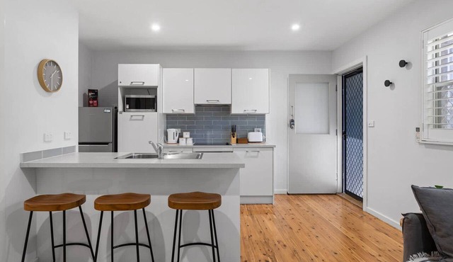 Your Merewether Getaway - Surf, Sip & Stay