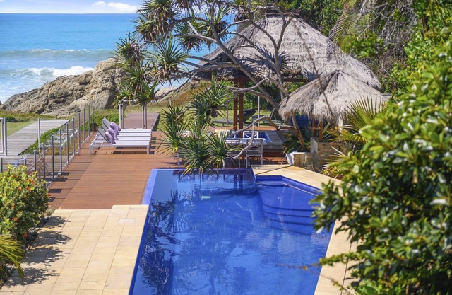 Liapari Beach House, Absolute Beachfront, Pool, Spa, Pet Friendly