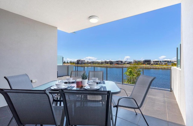 Waterfront Retreat Lake Birtinya