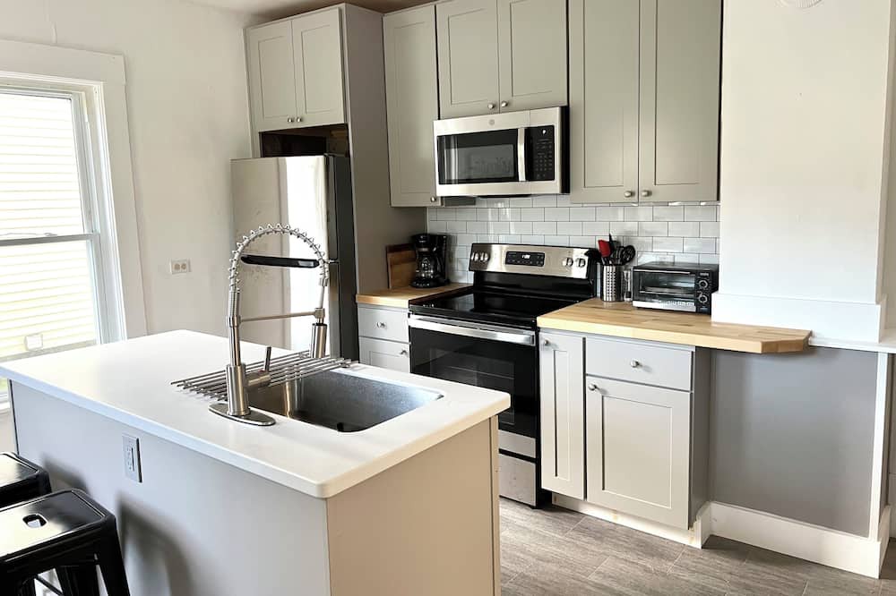 Duxbury Apartment | Fall Special. New to Market giving a great deal. Heart of Waterbury.