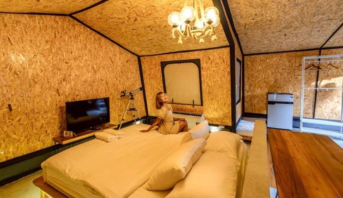 Giant Cabin Glamp