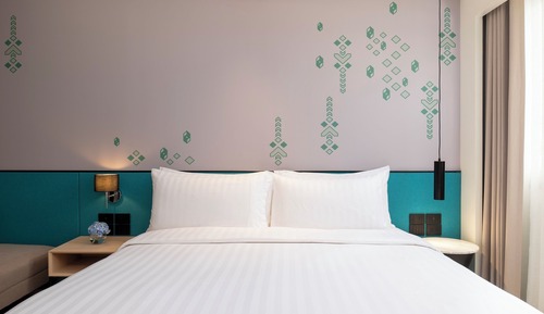 Premier Room, 1 King Bed, Pool View