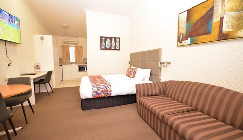 Deluxe Suite, 1 King Bed, Non Smoking, Kitchenette