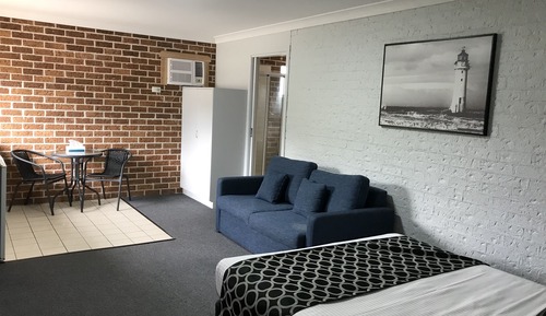 Executive Queen Room with Kitchenette (1st Floor)
