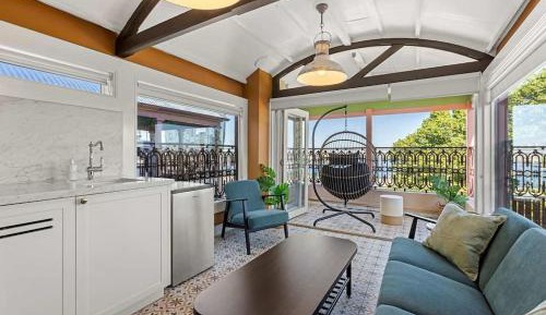 Deluxe Apartment